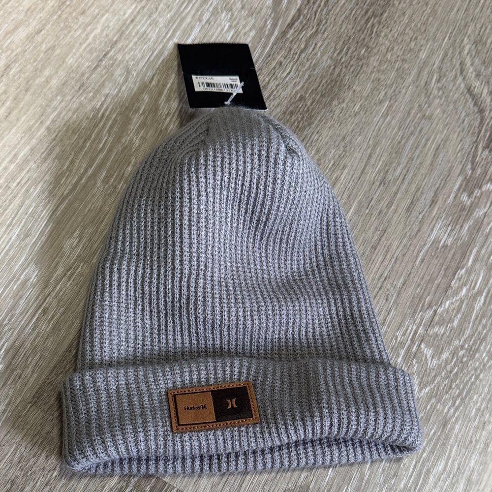 🆕 Hurley Light Grey Ribbed Knit Beanie with Leather Patch